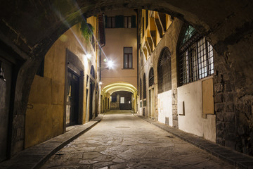 Fototapeta na wymiar Beautiful narrow street with arch