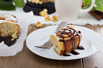 Cinnamon buns with chocolate and cream
