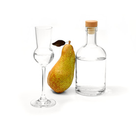 Birne Abate Fetel mit Glas Grapa und Alkohol Flasche