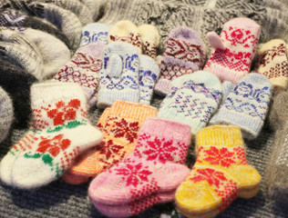 Fototapeta na wymiar knitted woolen socks and mittens on the shelves