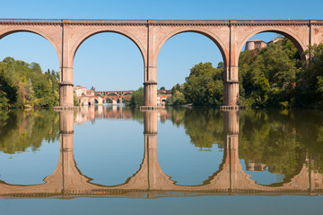 Bridge in Albi and its reflection - obrazy, fototapety, plakaty