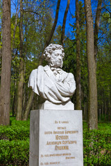 Obraz premium Poet Pushkin sculpture in Museum-Estate Arkhangelskoye - Moscow