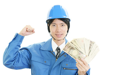 紙幣を持つ労働者