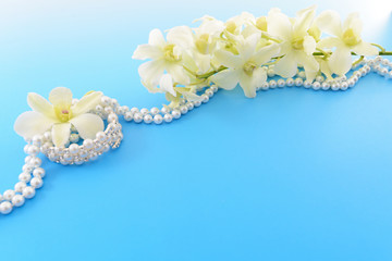 美しい花とアクセサリー