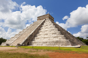 Fototapeta na wymiar Chichen itza pyramid, Mexico