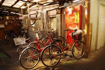 路地の自転車
