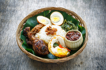 Nasi campur, Plat traditionnel Indonésien