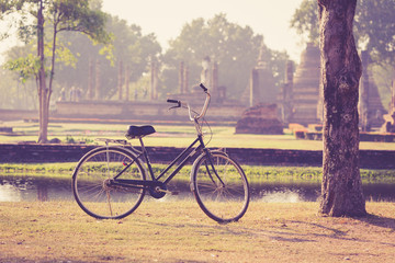 Obraz premium Vintage bicycle in Sukhothai Historical Park, Thailand