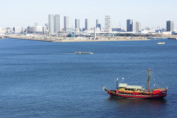 青い空と青い海の東京湾を航行する遊覧船