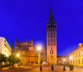 Fototapeta na wymiar Giralda tower - bell tower of the Seville Cathedral in evening