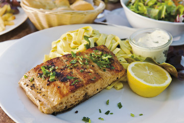 Gebratenes Lachsfilet mit Nudeln