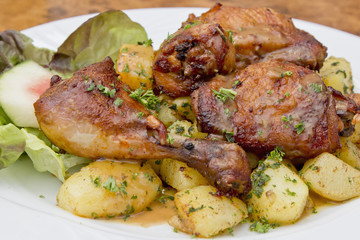 Gegrillte Hähnchenkeulen auf Bratkartoffeln
