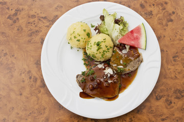 Sauerbraten mit Kartoffelklößen, Sauce, Rosinen