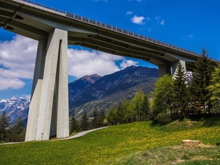 Brennerautobahn verläuft durch Landschaft in Südtirol