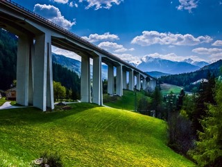 Südtiroler Landschaft mit Brennerautobahn