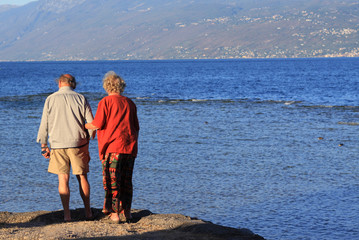 Coppia di anziani sul lago di Garda