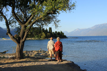 Coppia di anziani sul lago di Garda
