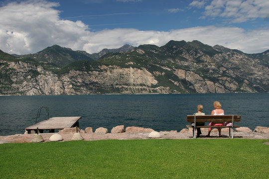 Coppia di anziane sul lago di Garda