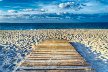 houten promenade op het zand in hdr
