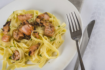 Plato de tallarines con salmón en la mesa del restaurante