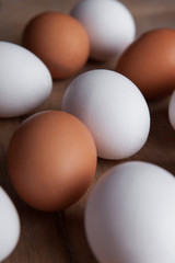 Huehnereier auf Holz