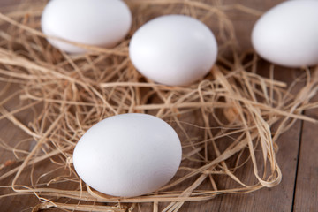 Weiße Eier auf Stroh