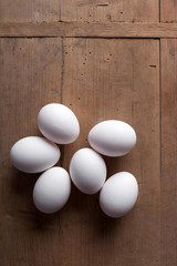Weiße Eier auf Holz