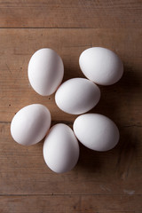 Weiße Eier auf Holz