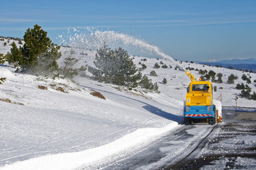 Déneigement route de montagne