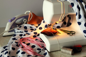 Sewing machine and the necessary accessories for sewing.