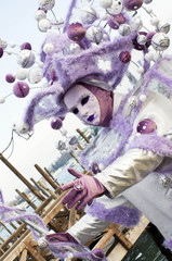 Maschera di carnevale bianca e viola