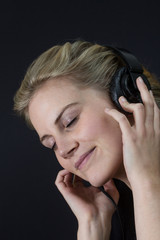 Obraz premium młoda kobieta, słuchanie muzyki
