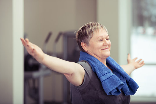 frau im fitness-studio entspannt beim yoga
