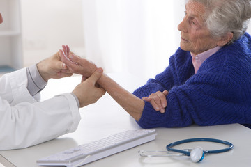 Obraz premium Auscultation Femme Senior