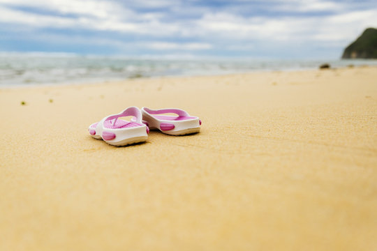 Flipflops am Strand, Bali, Indonesien