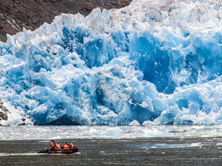 Touristenboot am Gletscher San Rafael