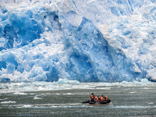 Schlauchboot am Gletscher San Rafael