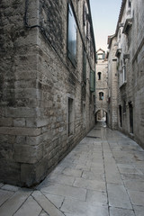 Straße mit traditionellen Steinhäusern in Split, Kroatien, Eur