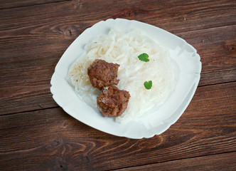 meat with vegetables and rice noodles