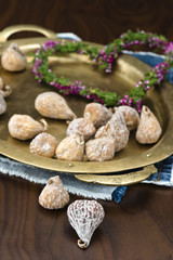 getrocknete Feigen auf einem Tablett