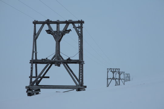 Stromtrasse auf Spitzbergen
