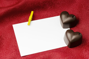 cuore di cioccolato con biglietto bianco - obrazy, fototapety, plakaty