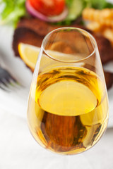 Weißwein und Wiener schnitzel