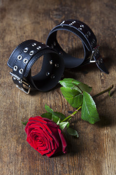 Ledermanschetten auf Holz mit Rose