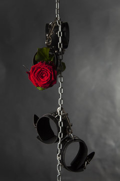 Ledermanschetten an einer Kette mit Rose