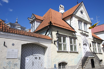 Fototapeta na wymiar Ancient building under the red tiled roof in Tallinn, Estonia