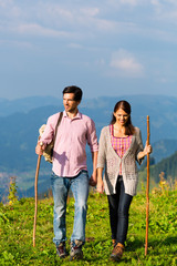 Alpen - Paar beim wandern in den Bergen