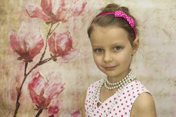 Dziewczynka w pięknej sukience w groszki © anabel78