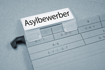 Ordner mit Asylbewerber