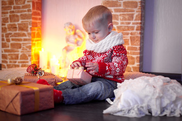 Fototapeta premium boy opens a gift